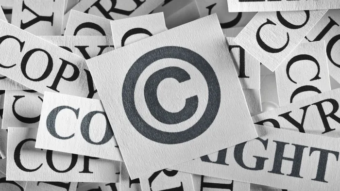 Recortes de papel com o simbolo de copyright