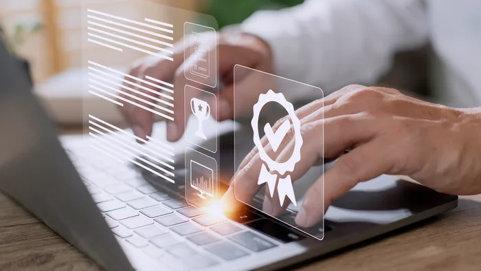 Mao sobre notebook com selo digital de certificacao